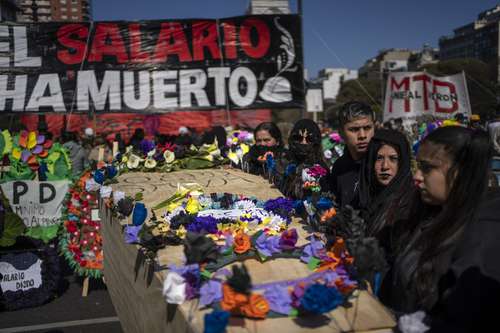 Ayer en Buenos Aires miles de manifestantes protestaron contra los altos niveles de desempleo y la crisis económica. En la imagen, un ataúd que representa “la muerte de un salario digno”.