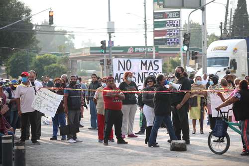 Habitantes de San Gregorio, Xochimilco, bloquearon la avenida División del Norte para pedir respeto a los derechos de uso comunitario de su panteón.