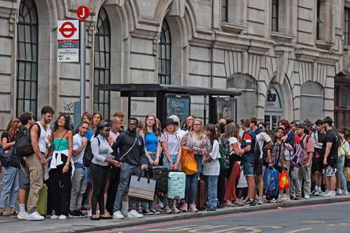 Los reclamos por un aumento de sueldos para hacer frente al costo de la vida dejaron con pocas opciones de movilidad a los londinenses. En la imagen, pasajeros esperan la llegada de un autobús afuera de la estación Victoria.