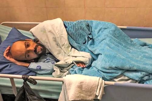 Khalil Awadeh, de 40 años, yace en el hospital israelí Asaf Harofe, en imagen proporciona-da por su abogado. El estado del palestino es crítico, pues se encuentra en ayuno desde marzo para protestar por su detención administrativa. Foto Ap