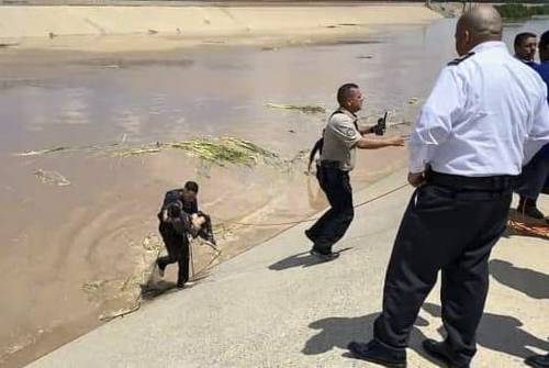 Elementos de Protección Civil rescataron ayer en Ciudad Juárez, Chihuahua, el cuerpo de una niña guatemalteca que se ahogó en el río Bravo, luego de ser arrastrada por las fuertes corrientes ocasionadas por las torrenciales lluvias de los últimos días.