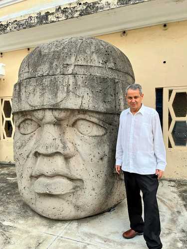 Negrín Muñoz encabeza un proceso de dignificación de una excelente réplica de cabeza olmeca “que hallamos en un museo en Vietnam”.