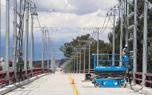 Ayer se atendían los últimos detalles en nueve de las 11 estaciones con que contará el trolebús elevado, el cual circulará a una altura de 7.50 metros.