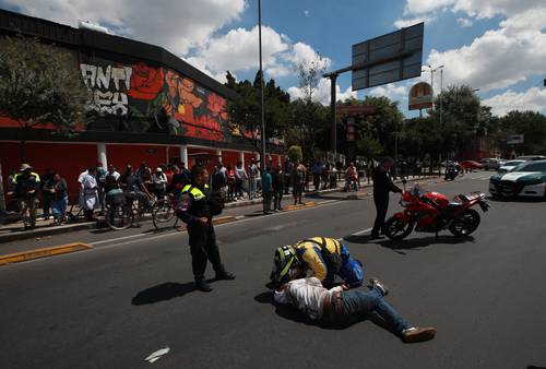 Un paramédico del ERUM atiende a un hombre que fue atropellado en el entronque de las avenidas Chapultepec y Cuauhtémoc, cuando cruzaba la primera. Una unidad de los Servicios de Emergencia lo trasladó a un hospital.