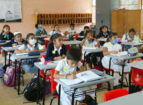 El objetivo es fomentar la enseñanza humanista, no ideológica, señaló el Presidente. En imagen de archivo, estudiantes de primaria en Coyoacán.