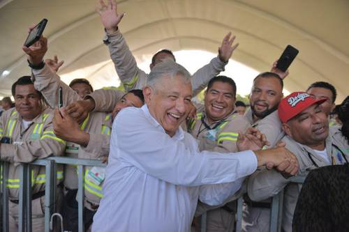 El Presidente exhortó a los trabajadores de la CFE a “hacer historia”.