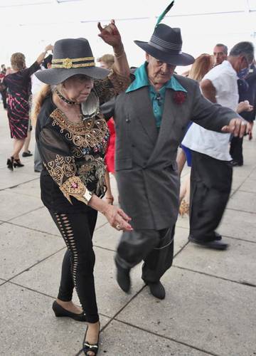 El baile se realizó ayer en la Plaza de la República; lo amenizaron Felipe Urbán y su Danzonera, Isora Club y la agrupación Anáhuac.