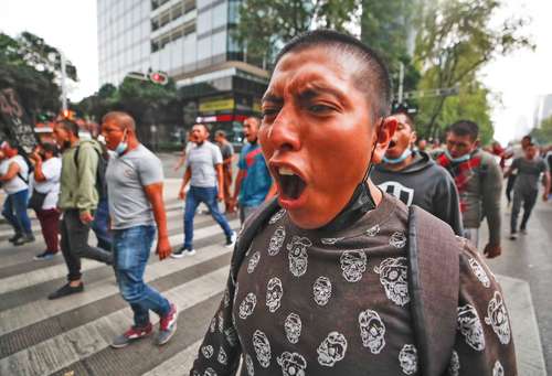 En apoyo a la exigencia de justicia por los 43 estudiantes desaparecidos de Ayotzinapa, el pasado día 26 un grupo de personas marchó en la CDMX.
