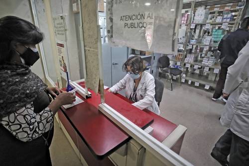  Los programas que funcionan, como Salud en tu Vida, se mantendrán, aseguró Oliva López Arellano, titular de la Ssa capitalina. En la imagen, entrega de medicamentos en la farmacia del Hospital General Ajusco Medio. Foto Marco Peláez