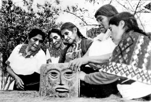 Las fundadoras del taller Micaela Díaz, María Tzu, Luz Gómez, Sebastiana Jiménez y Rosa Hernández, durante la realización de Conjuros y ebriedades..., todas ya fallecidas, excepto Jiménez. En la siguiente página, imágenes de las poetas y artistas durante la realización de otros de los títulos que han elaborado en más de cuatro décadas.