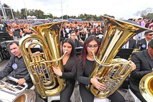 Músicos de la Orquesta Filarmónica de Bogotá, durante un concierto para celebrar el informe final de la Comisión de la Verdad sobre el conflicto colombiano.