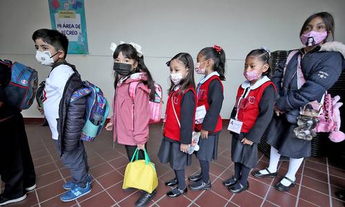 VUELTA A CLASES EN FORMATO 100% PRESENCIAL. En algunas escuelas hubo largas filas por la revisión de la temperatura de los niños y la aplicación de gel. La imagen, en un colegio de la Ciudad de México.