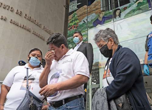 Familiares del niño Braulio Bacilio Caballero protestaron afuera del Instituto de Ciencias Forenses luego de que su cuerpo fue ubicado en una fosa común de adultos tras estar desaparecido por más de seis años.