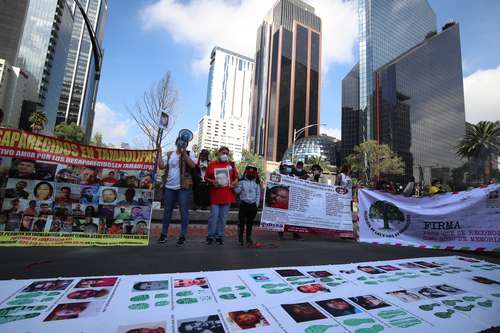 Familiares de personas desaparecidas tomaron ayer parte de Paseo de la Reforma, desde la Estela de Luz hasta el Ángel de la Independencia y la Glorieta de los Desaparecidos (imagen), en exigencia de la atención de autoridades a los cientos de miles de casos y aplicación de la ley.