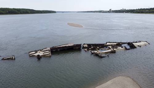 La peor sequía europea de las últimas décadas, además de asolar campos de cultivo y dificultar el tráfico fluvial, ha sacado a la luz una parte de la historia de la Segunda Guerra Mundial que casi había caído en el olvido. Los restos de un buque de guerra alemán han emergido a medida que bajan los niveles del río Danubio (en la imagen), cerca de Prahovo, Serbia. Los navíos, algunos de los cuales aún contienen municiones, eran parte de la flota alemana del mar Negro que los nazis hundie-ron deliberadamente en su retirada de Rumania ante el avance del ejército soviético.