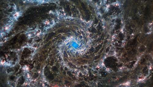Esta imagen de la también llamada M74 es una composición de los aportes del nuevo telescopio y del Hubble.