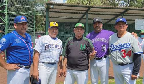 De izquierda a derecha, Jesús Chito Ríos, Teodoro Higuera, el presidente López Obrador, Vinicio Castilla y Fernando Valenzuela.