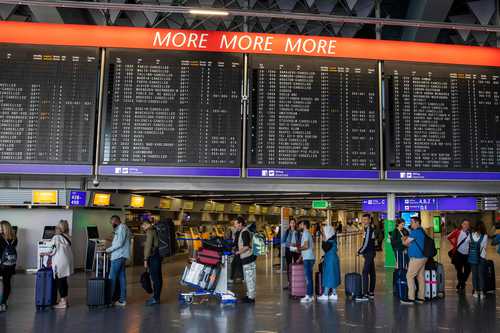 Un tablero de horarios muestra las cancelaciones en el aeropuerto de Fráncfort.