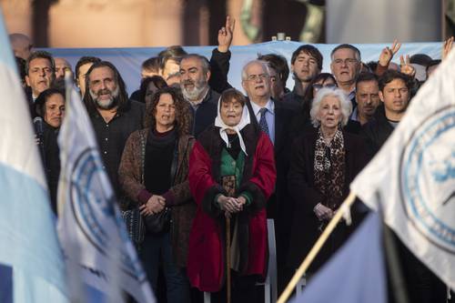  La presidenta de la asociación Abuelas de Plaza de Mayo, Estela de Carlotto (segunda desde la derecha), participa junto a Taty Almeida (centro), integrante de dicha agrupación y distintos funcionarios, sindicalistas, gobernadores y referentes de la cultura, durante un acto en rechazo al ataque contra la vicepresidenta. Foto Ap