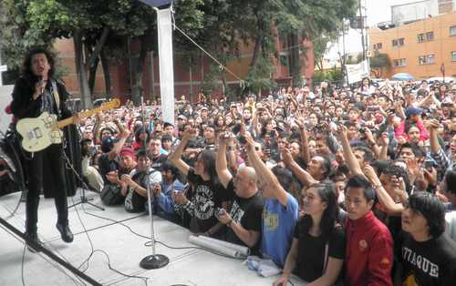 Álex Lora, líder del Tri, es uno de los tantos artistas que han pisado el escenario del Tianguis Cultural del Chopo, que cumple 42 años este 4 de octubre.