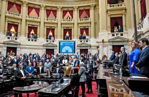 Durante la sesión especial se mantuvo un clima de tensión entre las bancadas. Al final del mensaje conjunto, los integrantes del PRO abandonaron en el recinto sin hacer uso de la palabra.