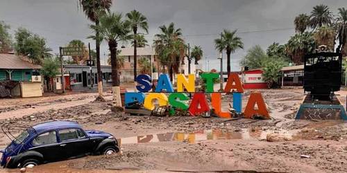 Inundación en la localidad de Santa Rosalía, cabecera del municipio de Mulegé, en Baja California Sur, que se encuentra en máxima alerta por las intensas lluvias desde el viernes.