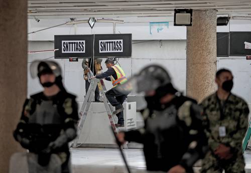 La semana pasada la cafetería que estaba en donde eran los mostradores fue desalojada.