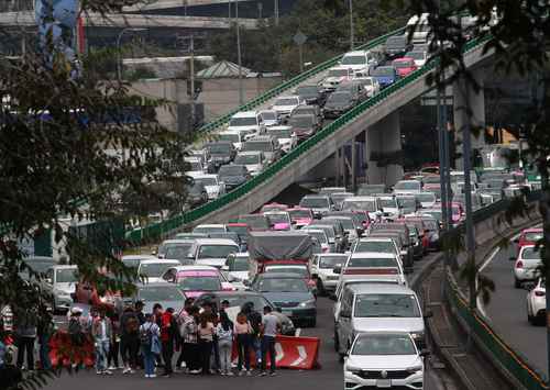 Alumnos de la ESCA Tepepan suspendieron actividades académicas y bloquearon la lateral y tres carriles centrales de Periférico Sur en demanda de suficientes maestros para atender la matrícula estudiantil.