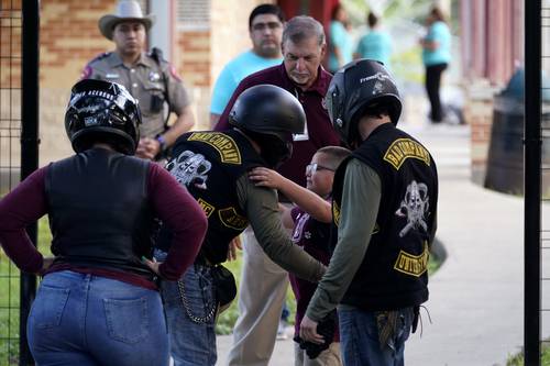 El nuevo ciclo escolar comenzó ayer en Uvalde, pequeña ciudad del sur de Texas donde en mayo pasado un agresor mató a 19 alumnos y a dos profesores en un tiroteo. Entre grandes abrazos y patrullas estacionadas en cada esquina los niños llegaron ayer a las aulas. La Escuela Primaria Robb, donde se perpetró la matanza, será demolida, muchos de sus estudiantes se inscribieron en el plantel Flores.