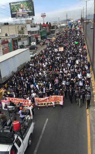 Decenas de estudiantes de escuelas de nivel medio superior e integrantes del movimiento Haz Valer Mi Libertad, que trabaja en favor de personas encarceladas por fabricación de delitos, marcharon por la carretera federal México-Texcoco y protestaron frente al palacio municipal de Chicoloapan, estado de México, en contra de las autoridades locales, que, aseguran, han permitido que repunte la inseguridad.