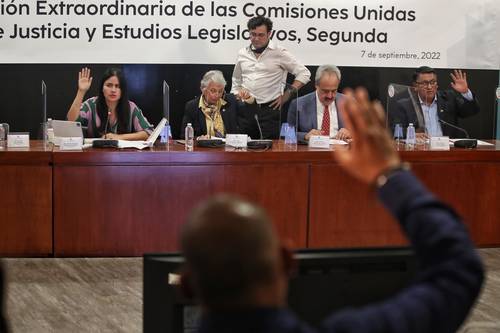 Las comisiones unidas de Justicia y Estudios Legislativos Segunda del Senado aprobaron ayer la reforma para que la Sedena asuma el control operativo y administrativo de la Guardia Nacional. Se prevé que hoy la discuta el pleno.