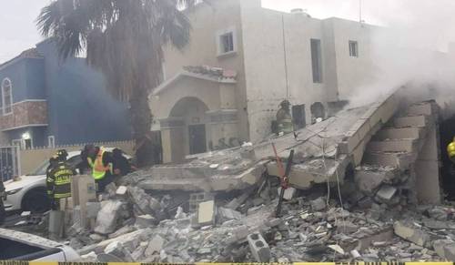 Bomberos y personal de protección civil de Saltillo, Coahuila, revisan los restos de una casa del fraccionamiento Santa Fe Cactus que era habitada por elementos de la Fiscalía General del Estado, luego de una explosión por acumulación de gas. En la vivienda perecieron dos agentes y otro en el hospital.