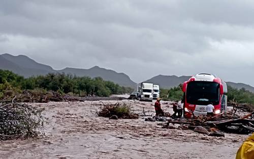 Un autobús de la empresa ABC quedó varado en un arroyo en la zona turística de Nopoló, municipio de Loreto, Baja California Sur; soldados y socorristas rescataron a tres pasajeros.