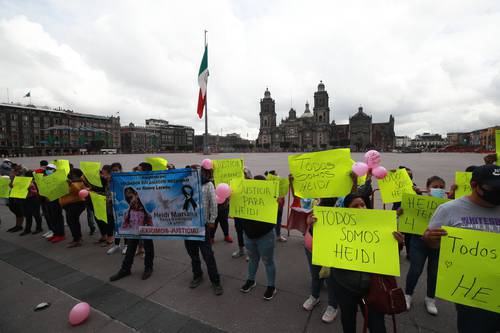 Familiares y amigos de la menor Heidi Mariana Pérez, presuntamente asesinada por militares en Nuevo Laredo, protestaron en el Zócalo capitalino.
