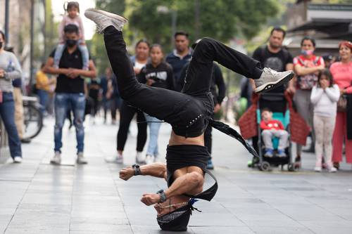 El break dance, surgido en Estados Unidos, en los barrios del Bronx y Brooklyn, en la década de los 70, se ha extendido por muchas partes del mundo. En la imagen, joven practica la danza urbana en calles de la Ciudad de México para ganarse la vida.