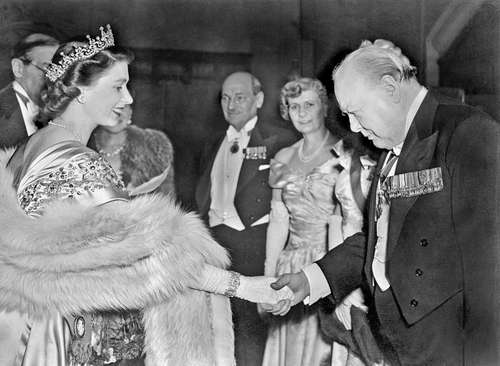 La soberana mantuvo intactos los protocolos de la monarquía británica y casi siempre respetó el principio de no inmiscuirse en política. Imagen tomada el 23 de marzo de 1950: la princesa Isabel de Gran Bretaña saluda a Winston Churchill en una recepción en el Guildhall de Londres.