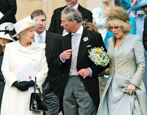 El primogénito Carlos, de 73 años, esperó más que nadie en la historia para ser soberano de Reino Unido y de parte de las ex colonias de la Mancomunidad Británica de Naciones. En la imagen, Isabel II acompañó el 9 de abril de 2005 al entonces príncipe y a su novia, Camilla, duquesa de Cornualles, a la misa en la que ambos bendijeron su unión civil.