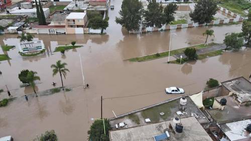 Algunas zonas del municipio de Canatlán, Durango, quedaron inundadas luego de las lluvias que ocasionaron el desbordamiento del arroyo Mimbres. Al menos 2 mil 114 viviendas resultaron afectadas, informó Protección Civil estatal.