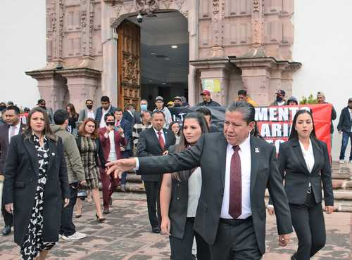 El gobernador de Zacatecas, David Monreal, salió del Congreso del estado sin presentar su primer informe de actividades para reunirse con burócratas de su administración en el Palacio de Convenciones de la capital del estado.