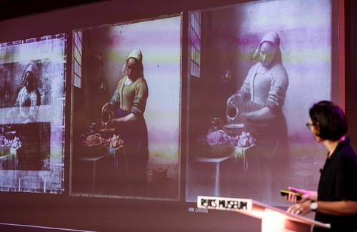 Annelies Van Loon, del equipo de investigadores del Rijksmuseum, muestra en una pantalla un detalle de La lechera, de Johannes Vermeer, durante una conferencia de prensa sobre los recientes descubrimientos en esa pintura, una de las más famosas del artista holandés.