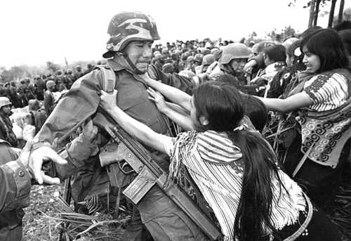 Pedro Valtierra es el cuarto fotógrafo reconocido con el Fernando Benítez, después de Héctor García, Rogelio Cuéllar y Graciela Iturbide. En la imagen, que fue captada el 3 de enero de 1998 por el fundador de La Jornada, una mujer tsotsil increpa a un soldado en Chenalhó, Chiapas, 10 días después de la matanza de Acteal.