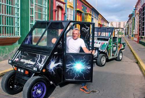 Uno de los vehículos eléctricos fabricados por Augusto Pradelli, en el barrio El Saladillo, en Maracaibo.