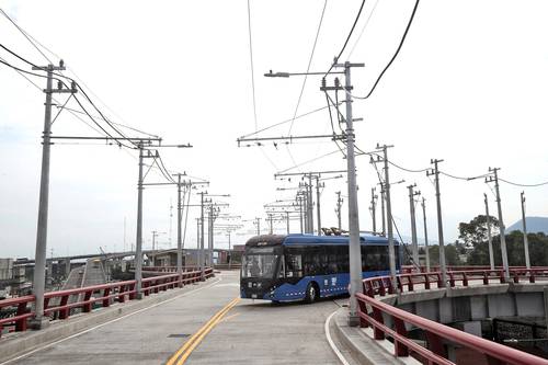 El servicio de trolebús que se desplazará por un viaducto elevado sobre la calzada Ermita Iztapalapa, de la estación Constitución de 1917 del Metro a Santiago Acahualtepec, comenzó ayer las pruebas operativas tras ser inaugurado por la jefa de Gobierno, Claudia Sheinbaum. Se espera que el servicio formal empiece el 15 de octubre.