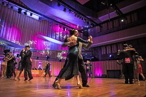 Concursantes participan en la ronda clasificatoria de la categoría tango pista.