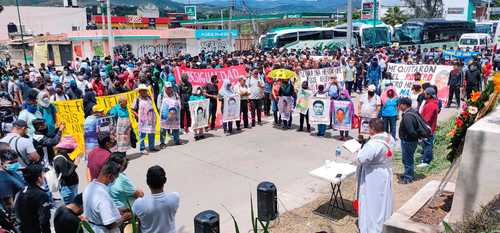 Familiares de los normalistas desaparecidos celebraron un mitin y una misa en Chilpancingo, Guerrero.