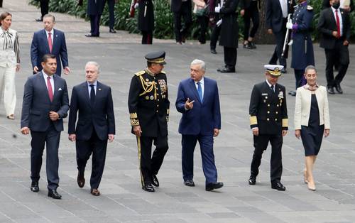 HOMENAJE EN CHAPULTEPEC. El Presidente encabezó ayer el acto oficial por el 175 aniversario de la gesta de los Niños Héroes. En la imagen, con los presidentes del Senado, Alejandro Armenta, y de San Lázaro, Santiago Creel; los titulares de Sedena y Marina, y la jefa de Gobierno.