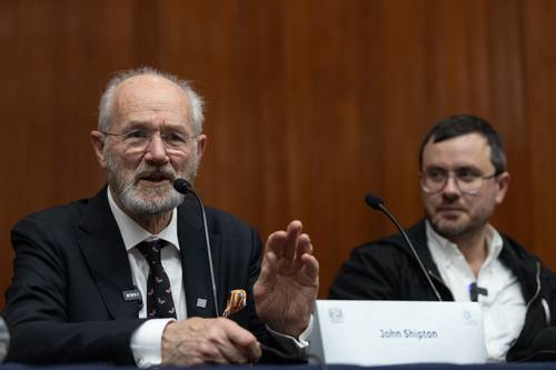John (izquierda) y Gabriel Shipton, padre y hermano de Julian Assange, participaron en un conversatorio en la Facultad de Filosofía y Letras de la UNAM.