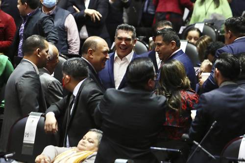 Los priístas Rubén Moreira y Alejandro Moreno, felices en la Cámara de Diputados tras aprobación de la reforma sobre la Guardia Nacional.