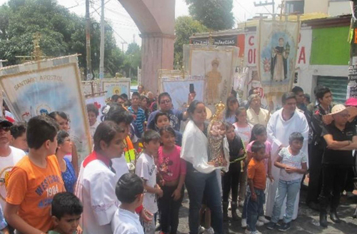Mayordoma con la Virgen y pueblos invitados a la fiesta.  Desiree Bonardel