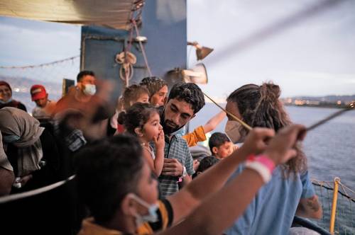 “Las familias y los menores no acompañados finalmente abandonaron nuestro barco. Todas las personas que hemos rescatado de la angustia en el mar en los últimos días ahora deben bajar pronto a tierra”, escribió Sea Watch en sus redes sociales.